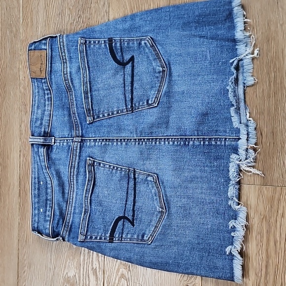 American Eagle Super Stretch Medium Wash Distressed Denim Frayed Hem Mini Skirt - Picture 7 of 15